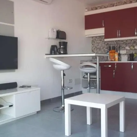 Apartment Sleeps 2 Pool Wifi T691570 *